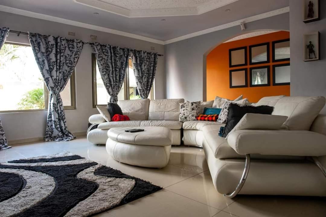Emc Fully Furnished &Serviced Villas 4 Bedroom With Solar Power , Private Pool, Starlink Wifi ,Aircons & Dstv Lusaka Exteriér fotografie